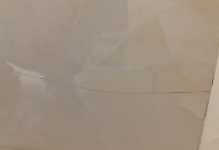 瓷磚開裂了怎么辦？瓷磚裂痕如何防治